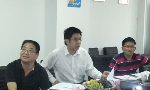 从左依次为互联网研究专家王俊秀、博客中国前CEO方兴东、电子商务专家赵廷超