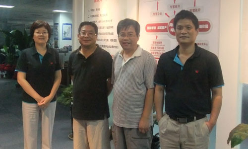 右一摩域体育平台互联董事长杨冰之，右二中科院研究生院教授吕本富， 左一摩域体育平台互联总经理郑爱军，左二互联网研究专家王俊秀