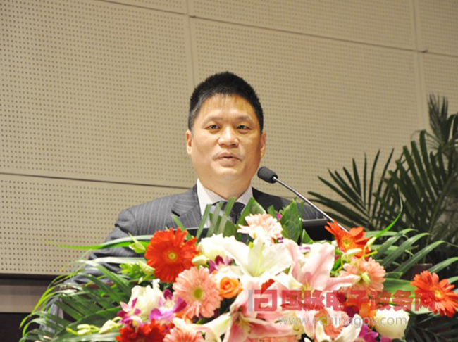 摩域体育平台互联董事长、首席研究员杨冰之作了题为《大数据时代的政府在线服务》的主题演讲