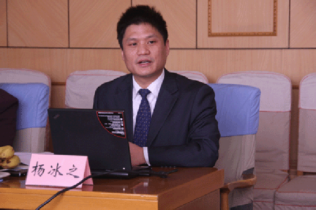 摩域体育平台互联政府网站评测研究中心主任、首席研究员杨冰之向与会专家进行了详细的汇报