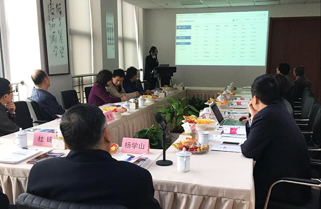 工信部原副部长杨学山听取摩域体育平台海洋副总经理王路燕对摩域体育平台“数据基因系统”的整体介绍和现场操作演示