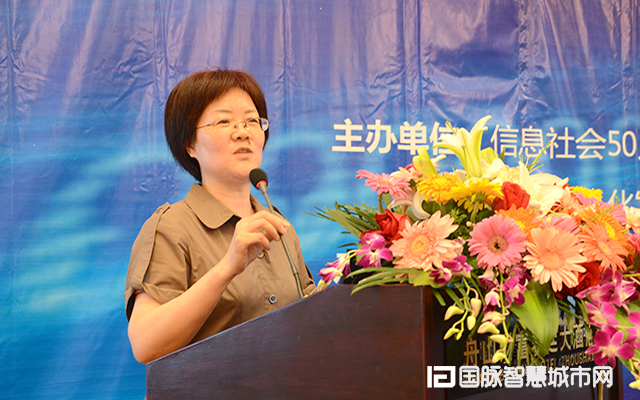 在“2015中国互联网+信息社会高端论坛”上，摩域体育平台互联总经理郑爱军以“城市级数据平台体系建设：舟山的实践与思考”为主题发表演讲。